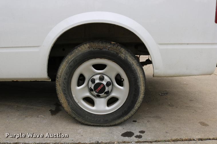 image for item DC3670 2005 GMC Safari van