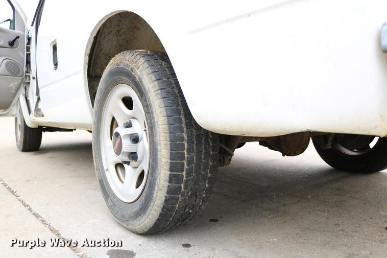 image for item DC3670 2005 GMC Safari van