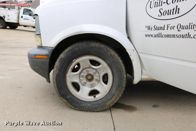 image for item DC3670 2005 GMC Safari van