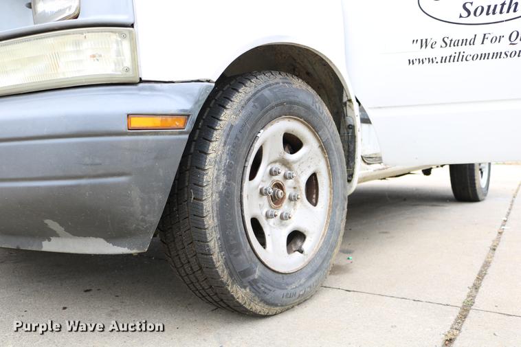 image for item DC3670 2005 GMC Safari van