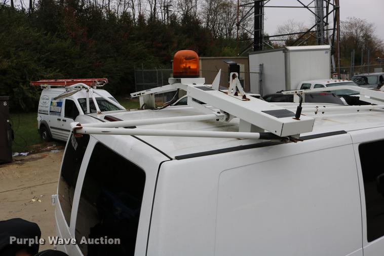 image for item DC3670 2005 GMC Safari van