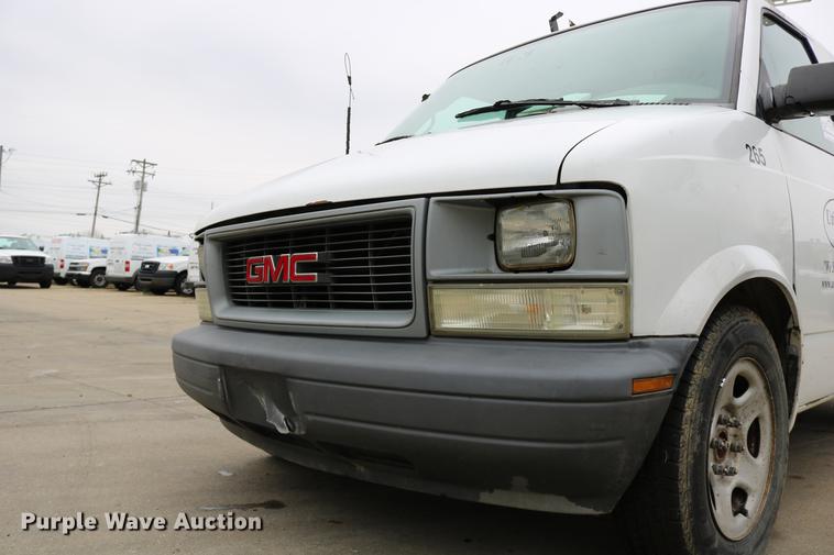 image for item DC3670 2005 GMC Safari van