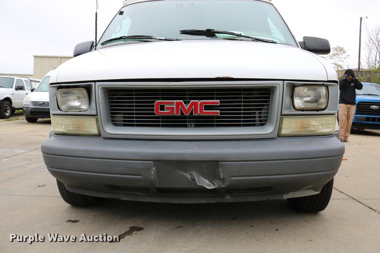 image for item DC3670 2005 GMC Safari van