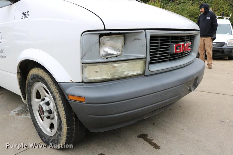 image for item DC3670 2005 GMC Safari van