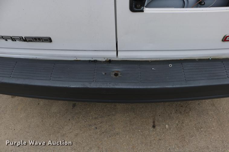 image for item DC3670 2005 GMC Safari van