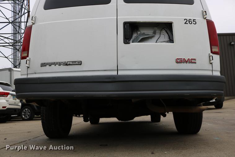 image for item DC3670 2005 GMC Safari van