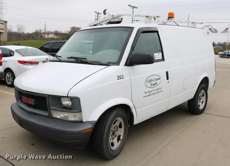 image for item DC3672 2005 GMC Safari van