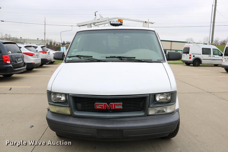 image for item DC3672 2005 GMC Safari van