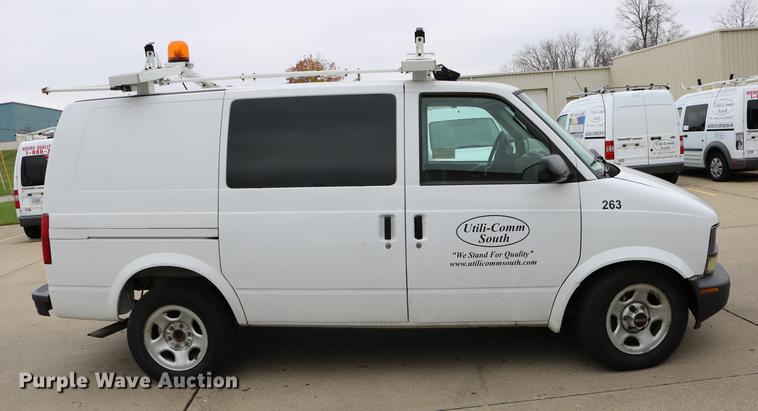 image for item DC3672 2005 GMC Safari van
