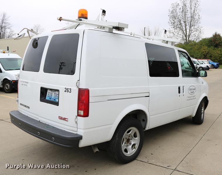 image for item DC3672 2005 GMC Safari van