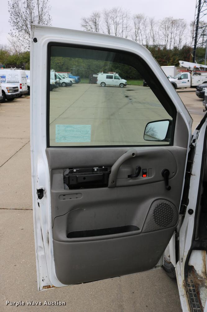 image for item DC3672 2005 GMC Safari van