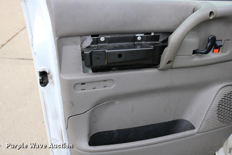 image for item DC3672 2005 GMC Safari van