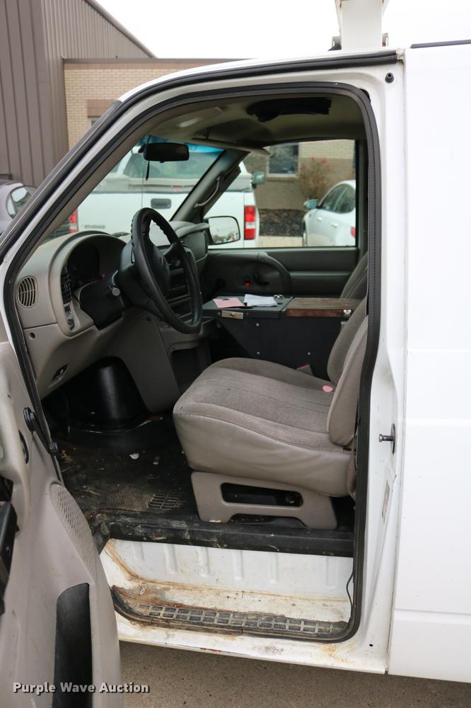 image for item DC3672 2005 GMC Safari van