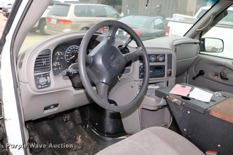 image for item DC3672 2005 GMC Safari van