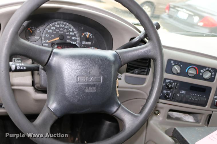 image for item DC3672 2005 GMC Safari van