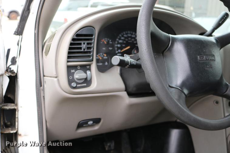 image for item DC3672 2005 GMC Safari van