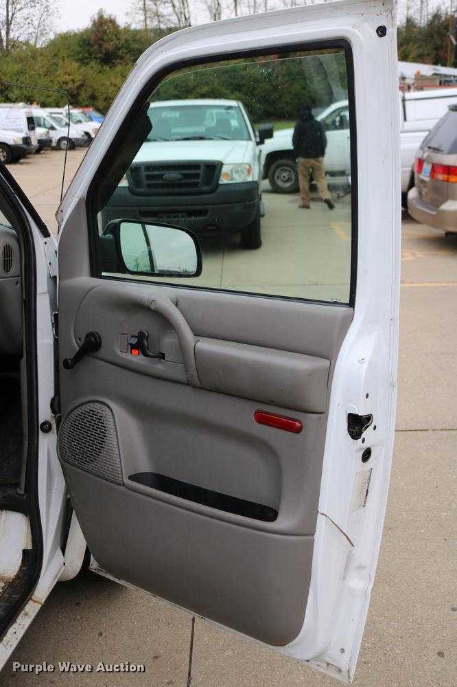 image for item DC3672 2005 GMC Safari van