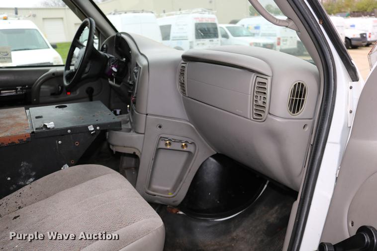 image for item DC3672 2005 GMC Safari van