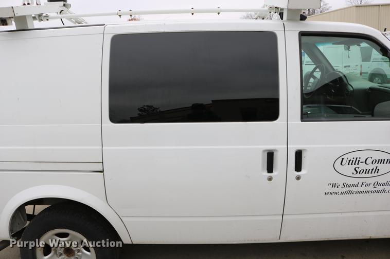 image for item DC3672 2005 GMC Safari van