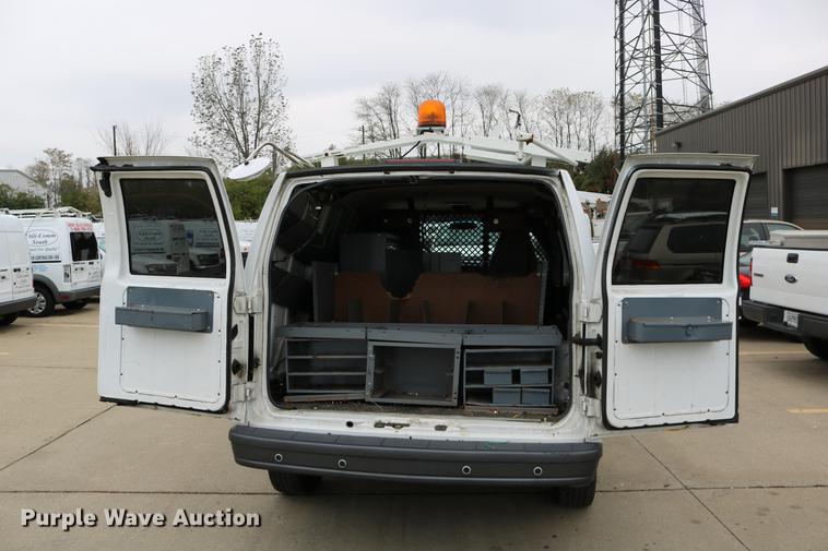 image for item DC3672 2005 GMC Safari van