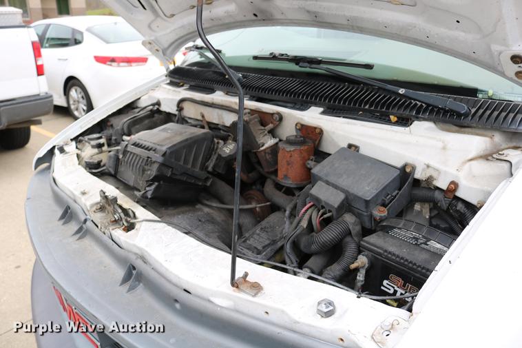 image for item DC3672 2005 GMC Safari van