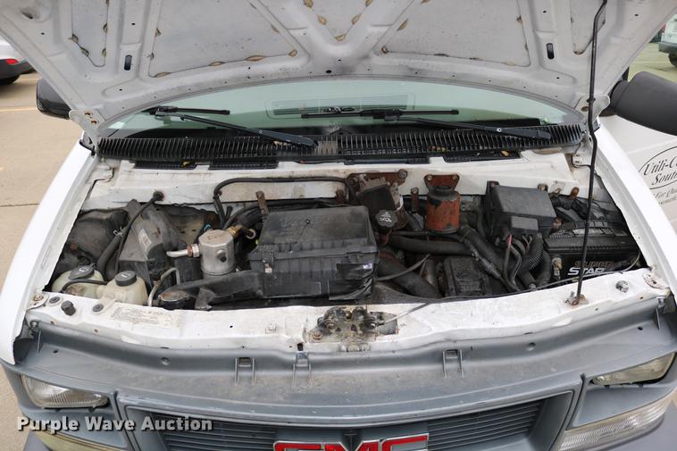 image for item DC3672 2005 GMC Safari van