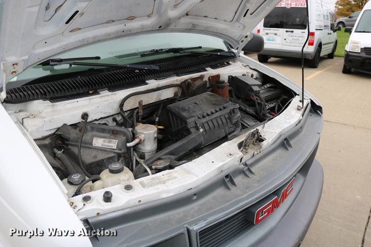 image for item DC3672 2005 GMC Safari van