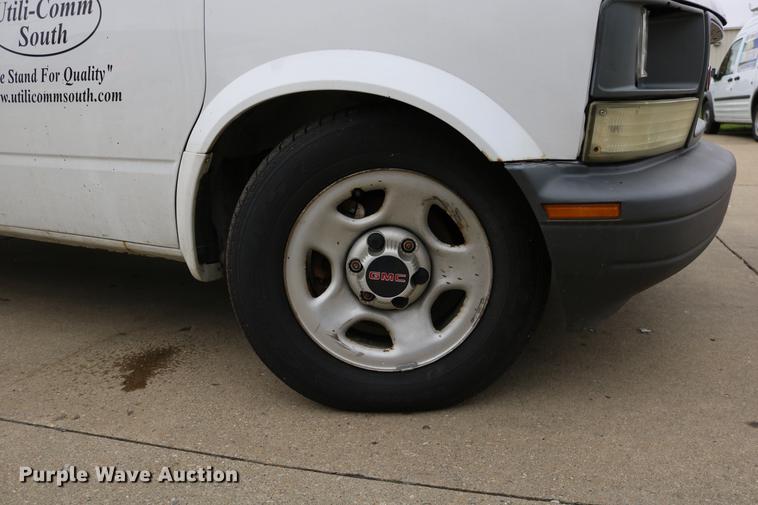 image for item DC3672 2005 GMC Safari van