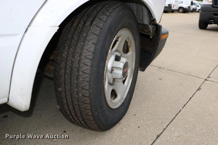 image for item DC3672 2005 GMC Safari van