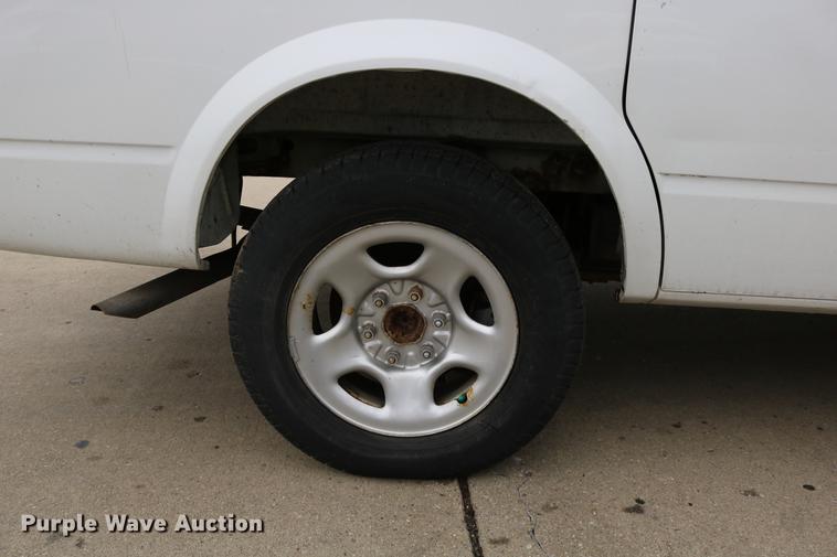 image for item DC3672 2005 GMC Safari van