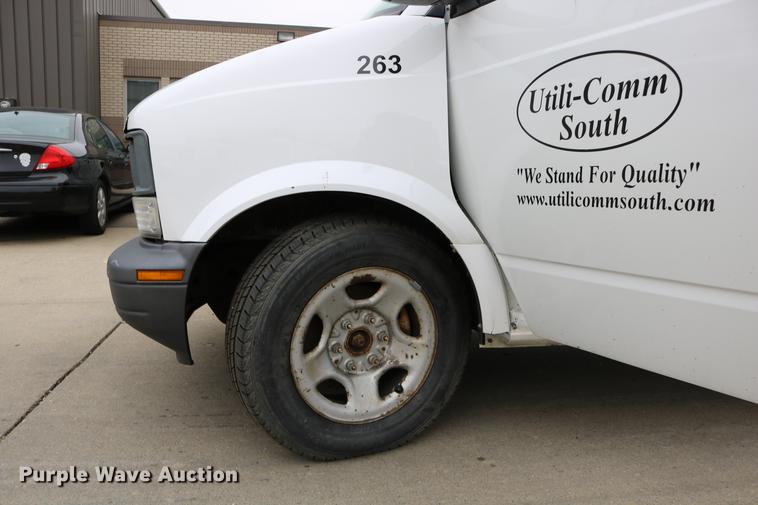 image for item DC3672 2005 GMC Safari van