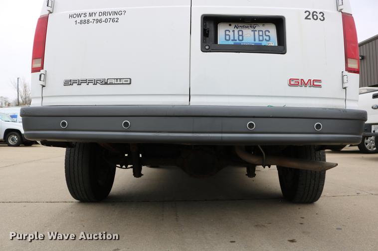 image for item DC3672 2005 GMC Safari van