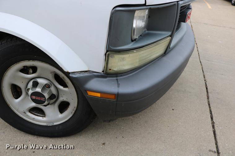 image for item DC3672 2005 GMC Safari van