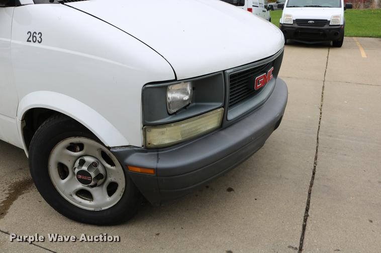 image for item DC3672 2005 GMC Safari van