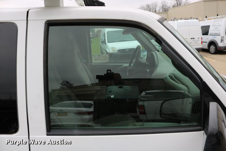 image for item DC3672 2005 GMC Safari van