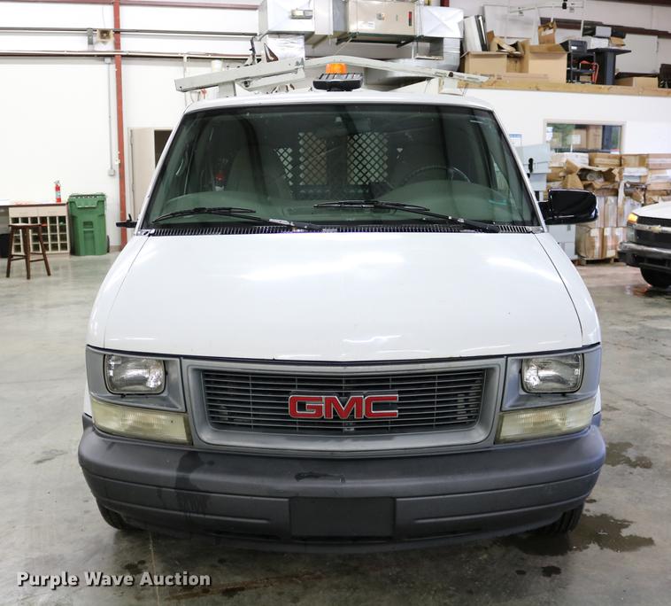 image for item DC3690 2005 GMC Safari van