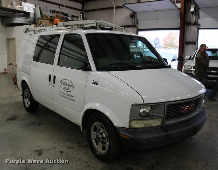 image for item DC3690 2005 GMC Safari van