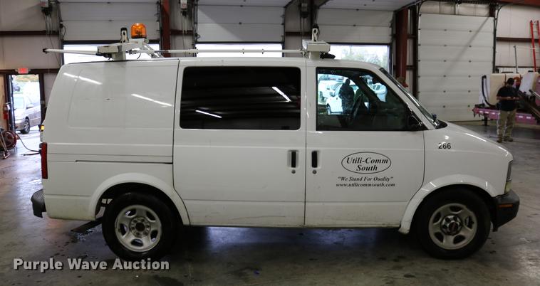 image for item DC3690 2005 GMC Safari van