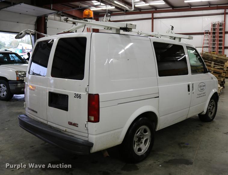 image for item DC3690 2005 GMC Safari van