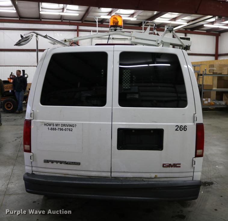 image for item DC3690 2005 GMC Safari van