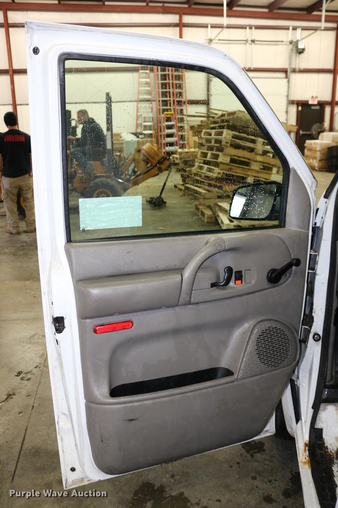 image for item DC3690 2005 GMC Safari van