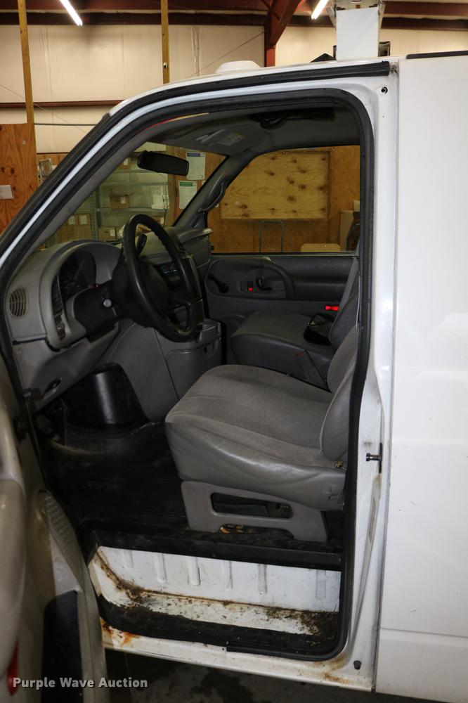 image for item DC3690 2005 GMC Safari van