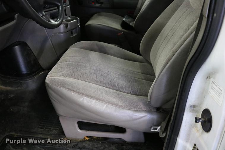 image for item DC3690 2005 GMC Safari van