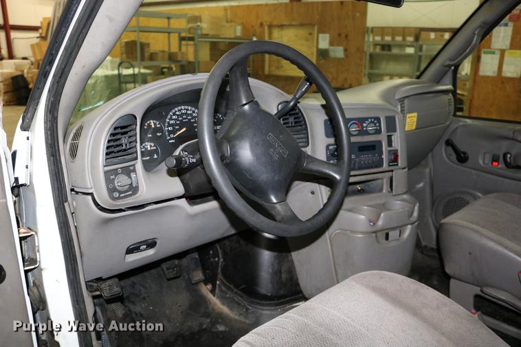 image for item DC3690 2005 GMC Safari van