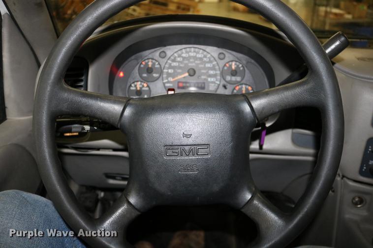 image for item DC3690 2005 GMC Safari van