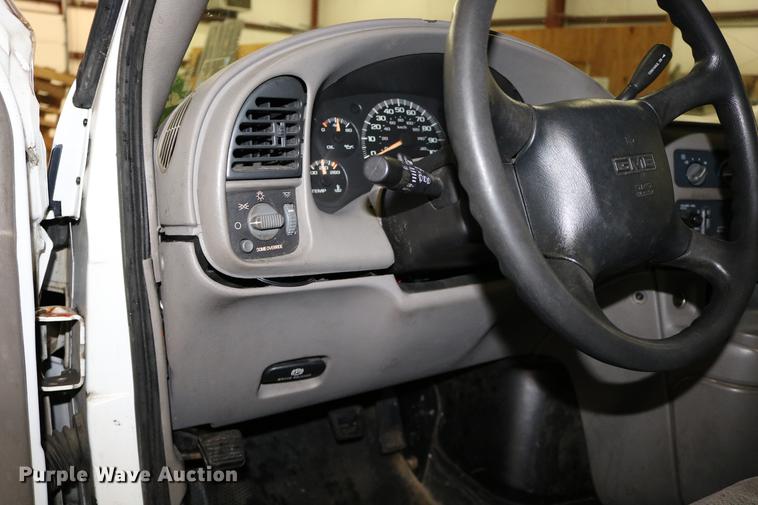 image for item DC3690 2005 GMC Safari van