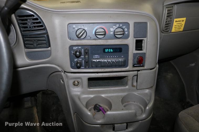 image for item DC3690 2005 GMC Safari van