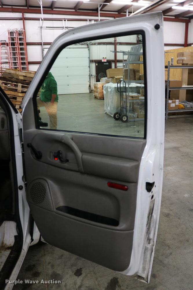 image for item DC3690 2005 GMC Safari van