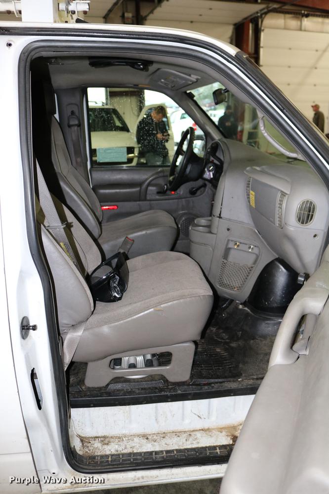 image for item DC3690 2005 GMC Safari van