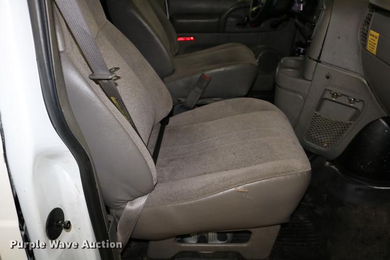 image for item DC3690 2005 GMC Safari van